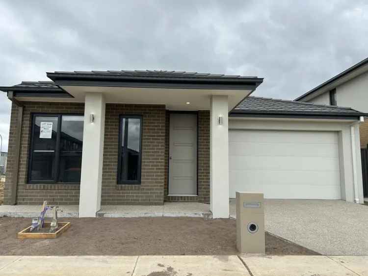 4 Bedroom Family Home Berwick Modern Kitchen Ensuite Double Garage