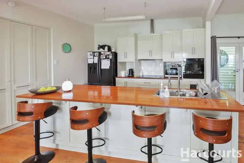 Rent Rural Property in Quantong with Spacious Home and Outdoor Space