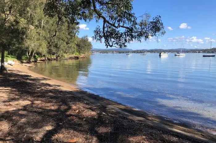 Waterfront Reserve Home with Lake Views in Wangi Wangi