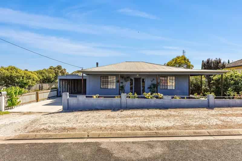 Rent 1930s 1940s timber home in Kingston SE with modern updates