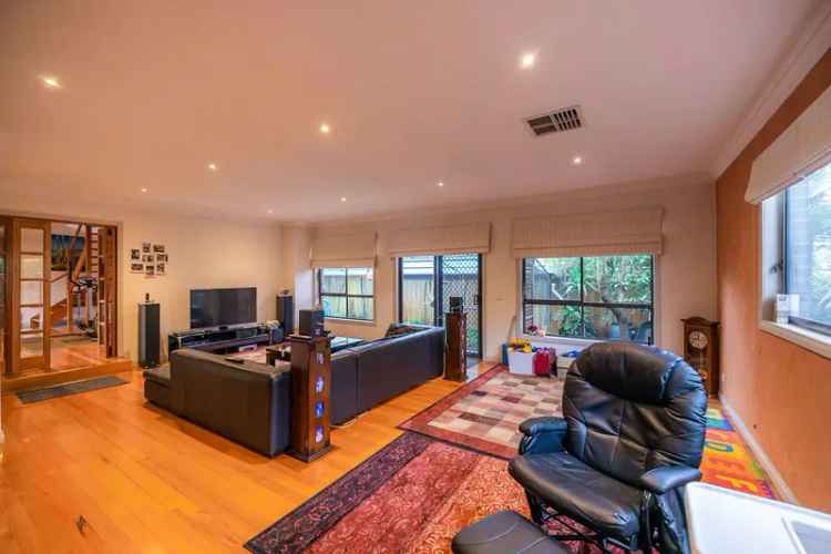 Buy Town Residence in Central Oakleigh with Modern Features and Spacious Living