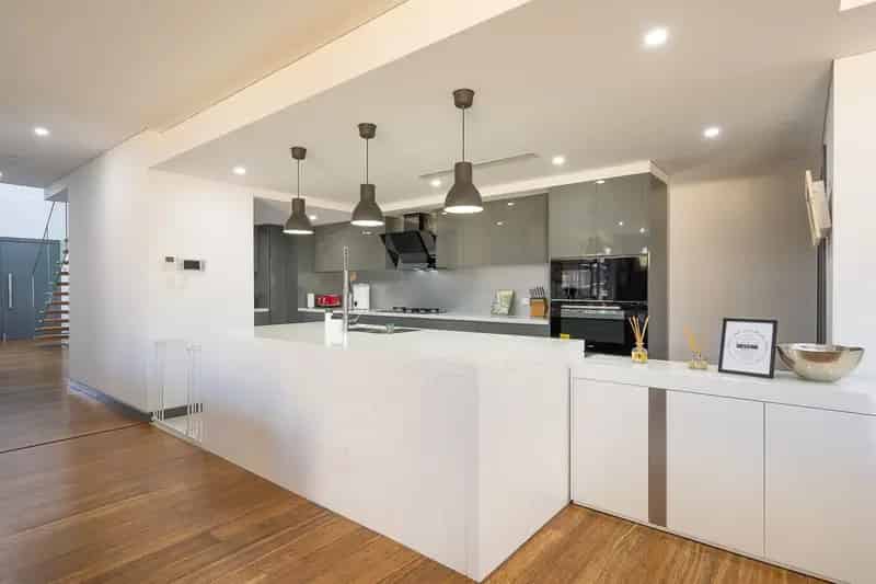 HOUSE & GRANNY FLAT ON 828M2 LAND!