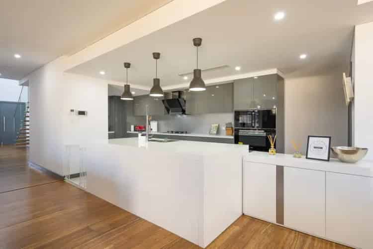 HOUSE & GRANNY FLAT ON 828M2 LAND!