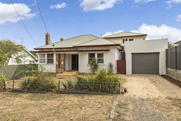 Classic Buninyong Home - 4 Beds, 1.5 Baths - Art Deco Charm