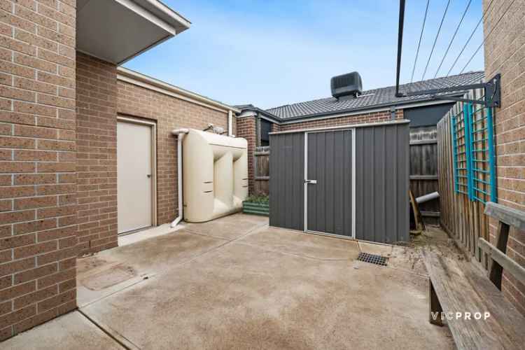 Buy house in Melbourne with 4 rooms and modern features