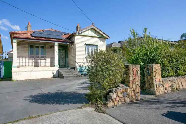 Classic Period Home 5 Bedrooms Open Plan Living Peaceful Rear Yard