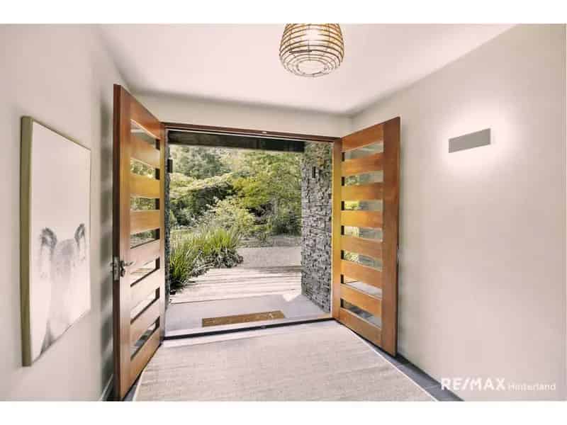Rent contemporary rural property in Sunshine Coast Hinterland with modern elegance