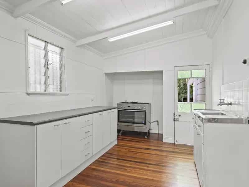 Charming 3-Bedroom Hideaway In Prime Highgate Hill Position!