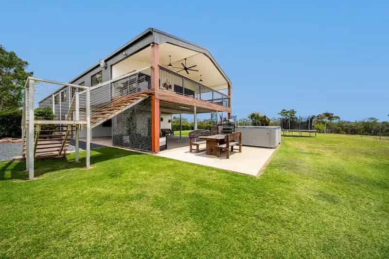 RARE ACREAGE WITH NOGOA RIVER FRONTAGE ONLY 15 MINUTES FROM TOWN