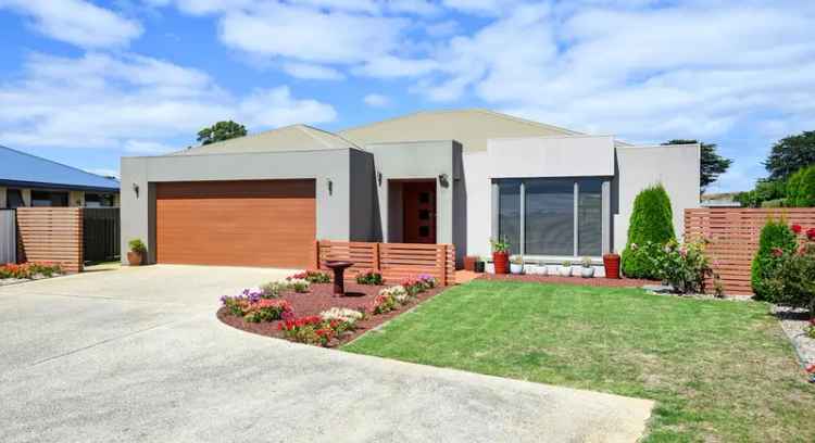 Family Home with Rural Views 4 Bedrooms Double Garage