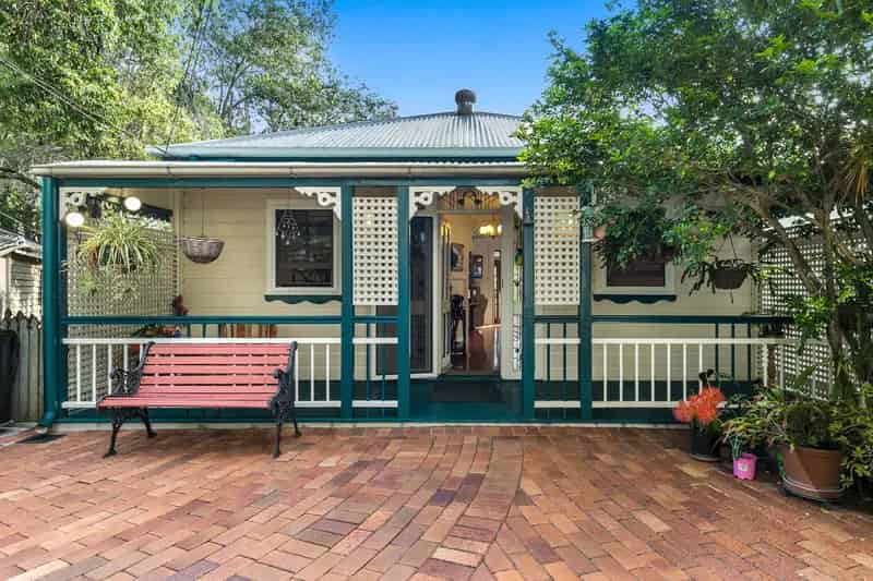 Buy Stunning Cottage in Quiet Cul-de-sac Near Botanic Gardens