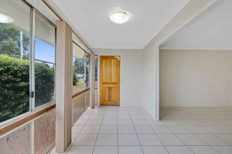 3 Bed Brick Home Newtown - New Kitchen & Outdoor Area