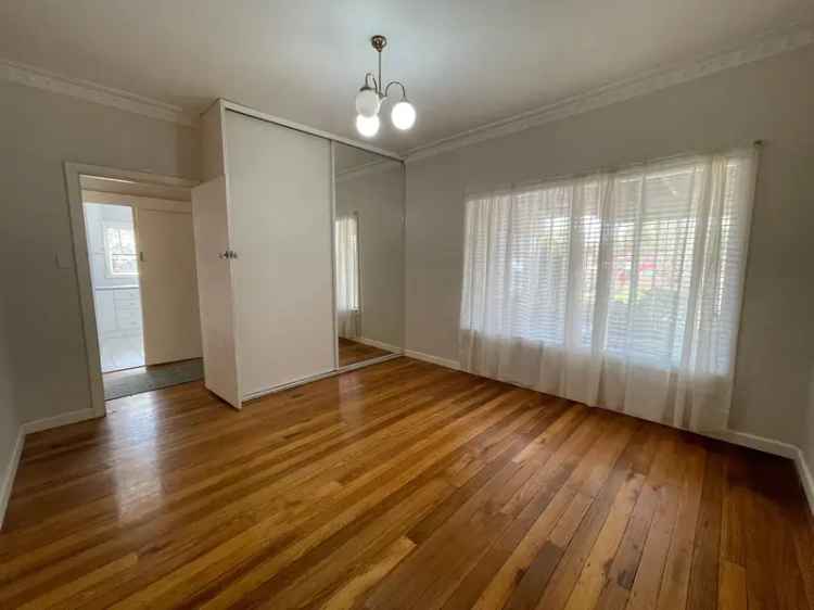 3 Bedroom Home Near Regent Village Cafes and Tram Line