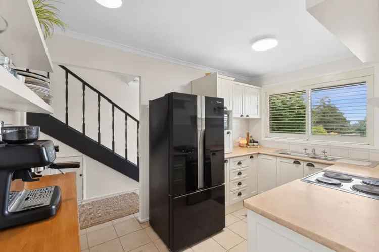 Charming Family Home with City Skyline Views Kurrajong Heights