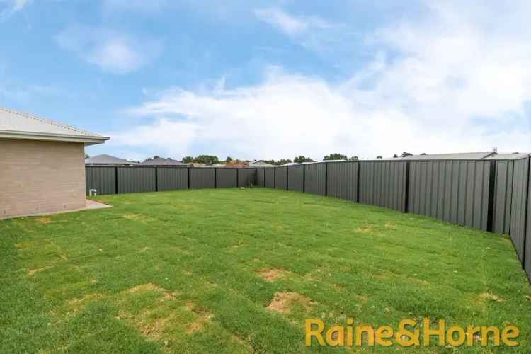 Buy House in Yarrawonga Estate with 4 Bedrooms and Modern Features