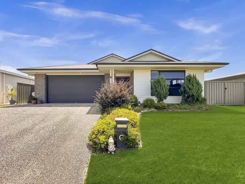 Lease modern four bedroom house in Coffs Harbour with backyard