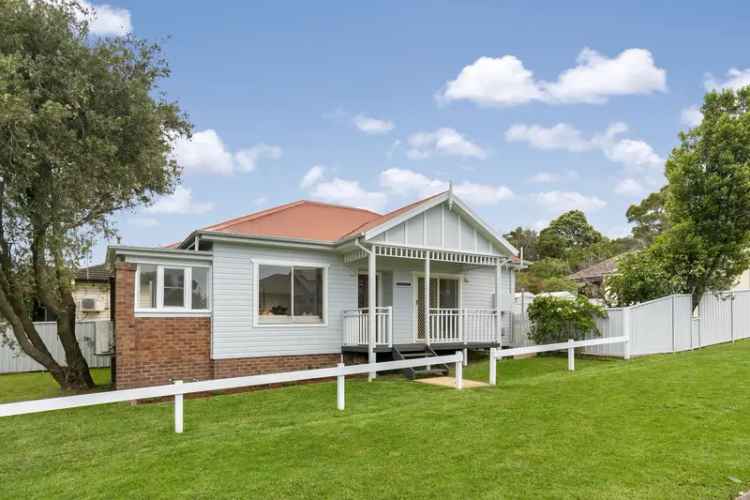 Charming Refreshed Home Near Coniston Station and Wollongong CBD