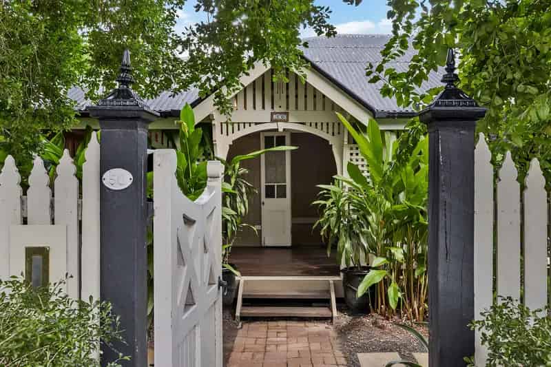 Generous Sized Queenslander on Expansive Block