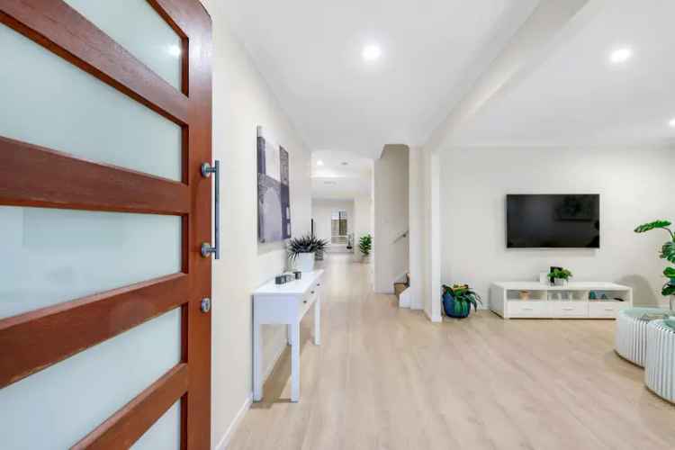 Live the Coomera Lifestyle - Spacious Home, Superb Location!