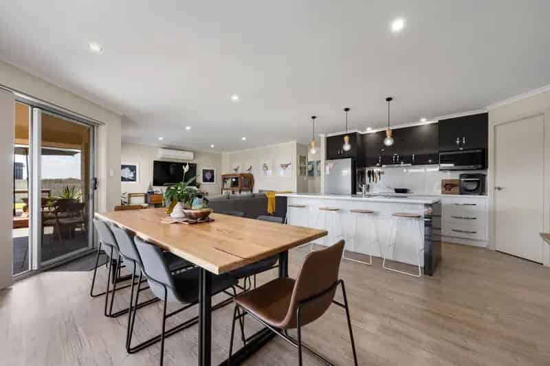 Modern Seaside Luxury With Huge Shedding