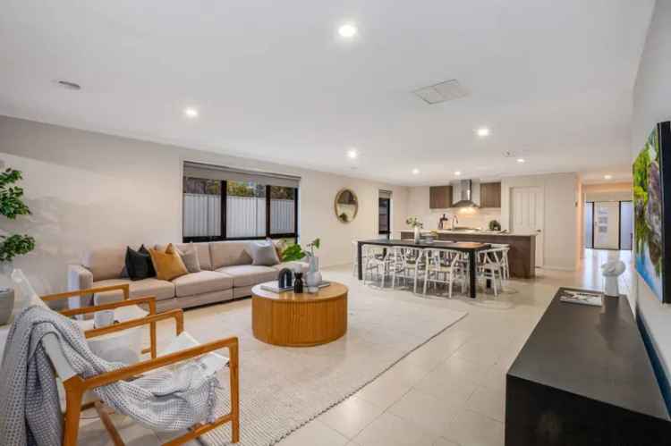 Family Home for Lease 3 Beds 3 Living Areas Large Kitchen Kilmore VIC