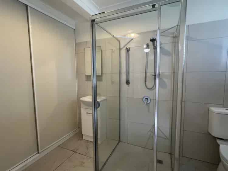 Spacious Ground Floor Flat - Singles Only