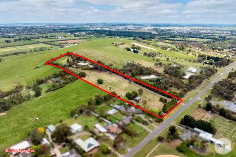 Stunning Family Oasis with Acreage, Just Minutes from Ballarat CBD!