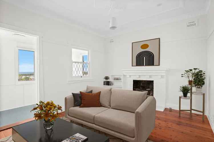 Lease Two Bedroom House in Wollongong with Garden and Sunroom