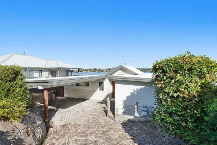 ABSOLUTE WATERFRONT - LEVEL, MODERN AND EXTREMELY LOW MAINTENANCE