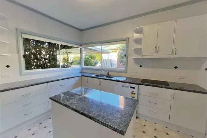 Modern 4 Bedroom Family Home with Dishwasher and Walk-in Pantry