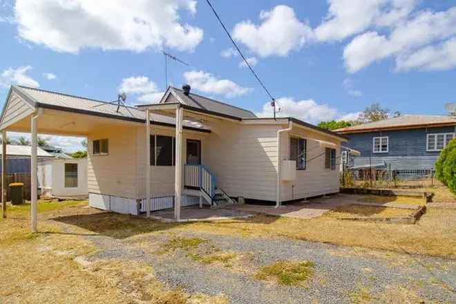 3-Bedroom Home Near CBD - Polished Floors Air Conditioning