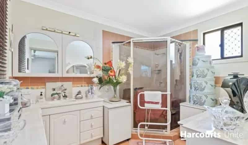 VENDOR MOVING OVERSEAS- 3 BEDROOM LOWSET BRICK IN MARGATE WITH POOL