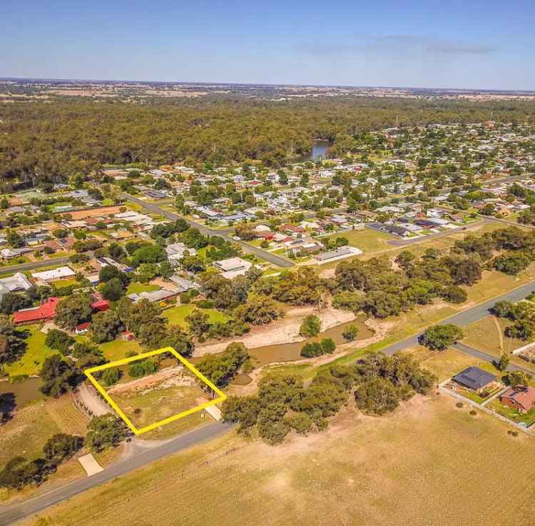 Big Block with Water Views near Edward River