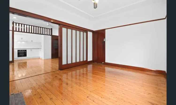 Charming Family Home Near Kingswood TAFE and WSUP