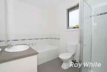 Modern, large unit & close to Knox City Shopping Centre!