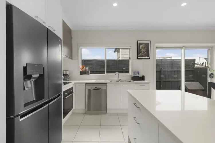 Near New 4-Bedroom Home in Dromana - Walk to Beach