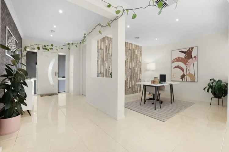 Elegant Family Home in Wyndham Vale - Modern Design Close to Amenities