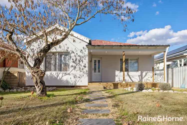 3 Bedroom 2 Bathroom House in Goulburn