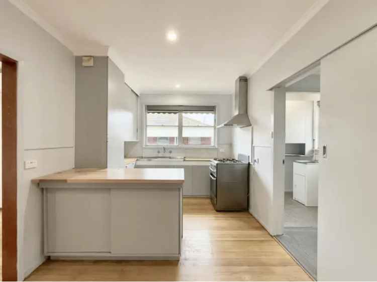 Spacious Renovated Thomson Property Near South Geelong Station