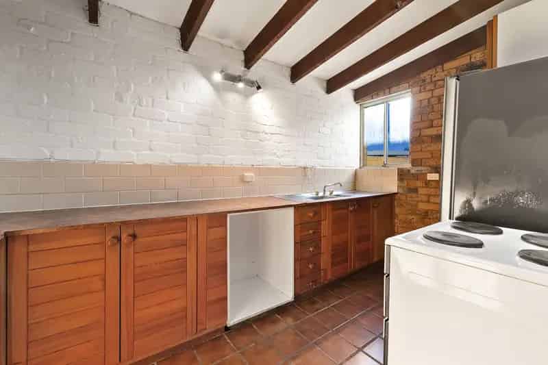 Lease Terrace House in Glebe with 3 Bedrooms and Courtyard