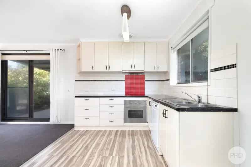 TIDY 1 BEDROOM UNIT WITH LARGE YARD