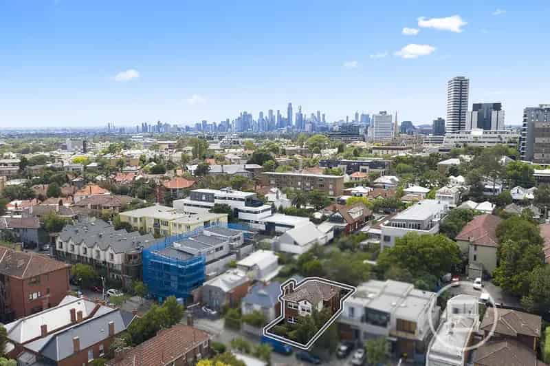 Renovated apartment for rent in St Kilda with private gardens