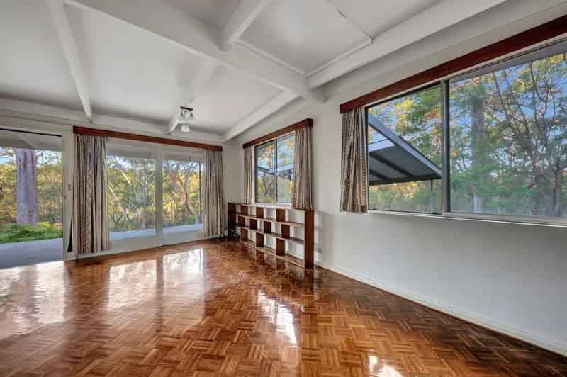 Lease bush retreat house in Cheltenham with spacious bedrooms and park views
