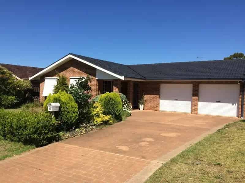 Lease Family Home Ingleburn with Large Entertaining Area and Modern Kitchen