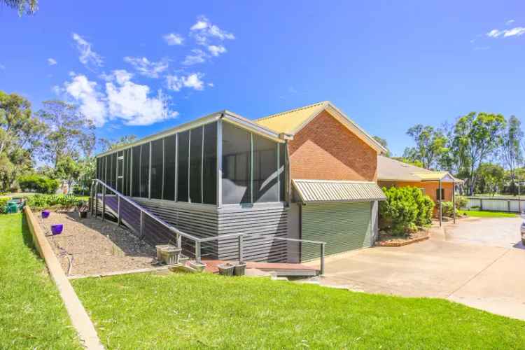 Edward River Frontage Home: Ultimate Entertainer