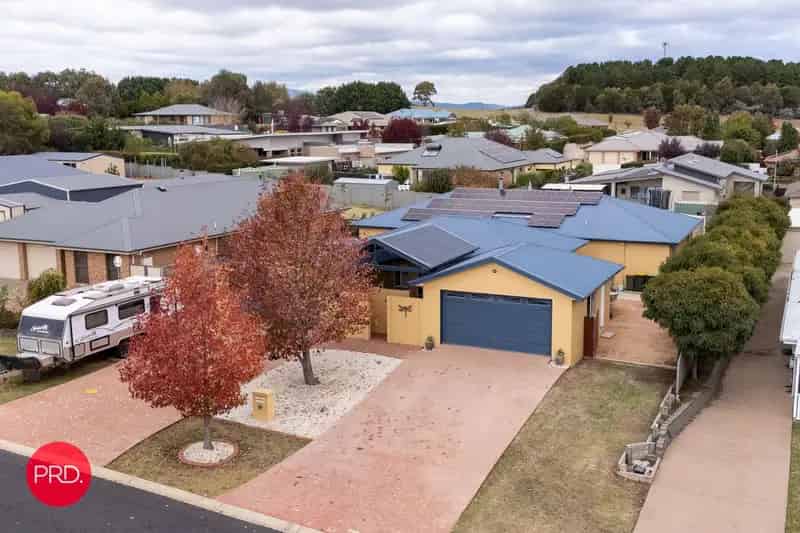 Substantial Family Home with Heaps of Garaging!