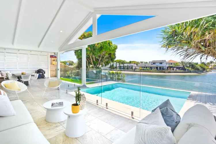 Lakeside Luxury Home Elanora 4 Bed 3 Bath Pool