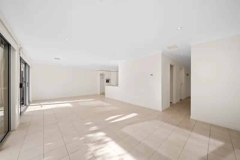 Modern 3-Bedroom Townhouse in Jerrabomberra