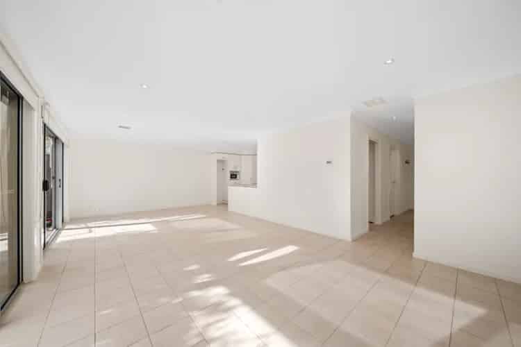 Modern 3-Bedroom Townhouse in Jerrabomberra