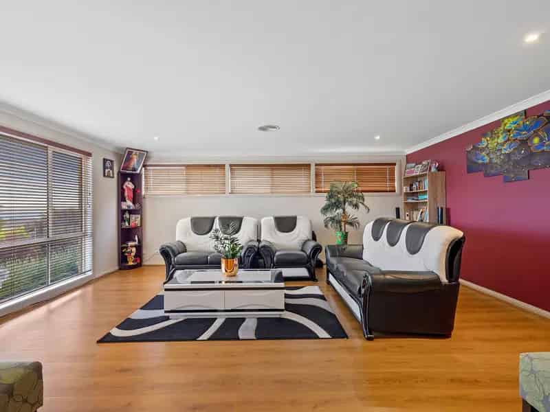 Buy Family Home with 4 Bedrooms in Leongatha with Beautiful Gardens